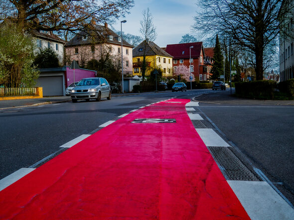 Ein roter Fahrradstreifen in der Ketschendorfer Straße