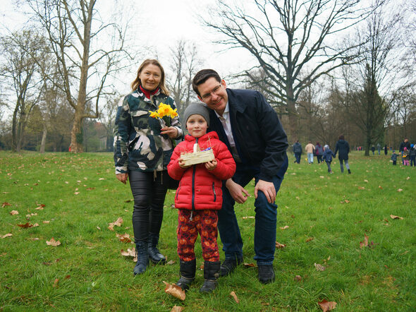 Oberbürgermeister Dominik Sauerteig mit Familie Bohl bei der Ostereiersuche 2024 im Hofgarten